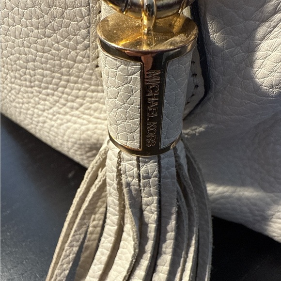 Michael Kors White Leathe Bag with Tassel - Picture 4 of 7